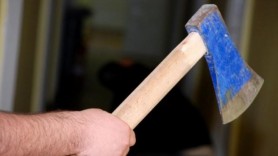 La un pas de tragedie. Un bărbat și-a atacat copilul și soția cu un topor